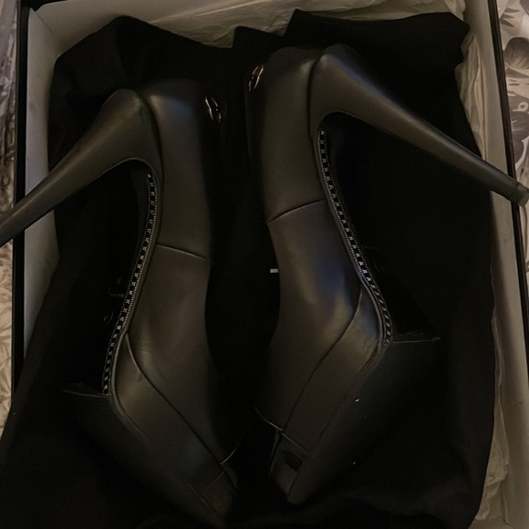 Chanel Interlocking CC Logo Leather Pumps 9 - Picture 7 of 11